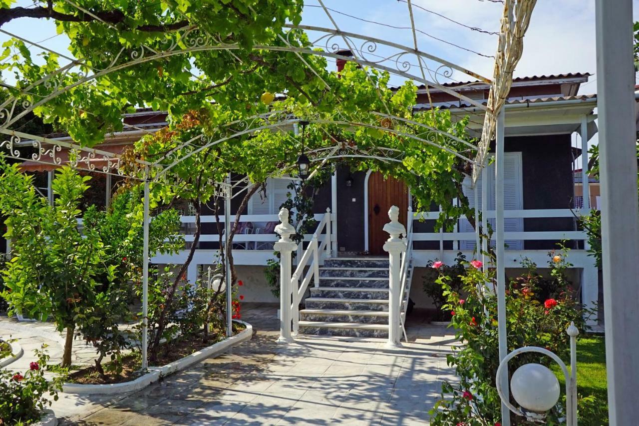 Villa Fofo - Beautiful Sea Front Villa With 650M2 Garden Nea Kallikrateia Eksteriør bilde