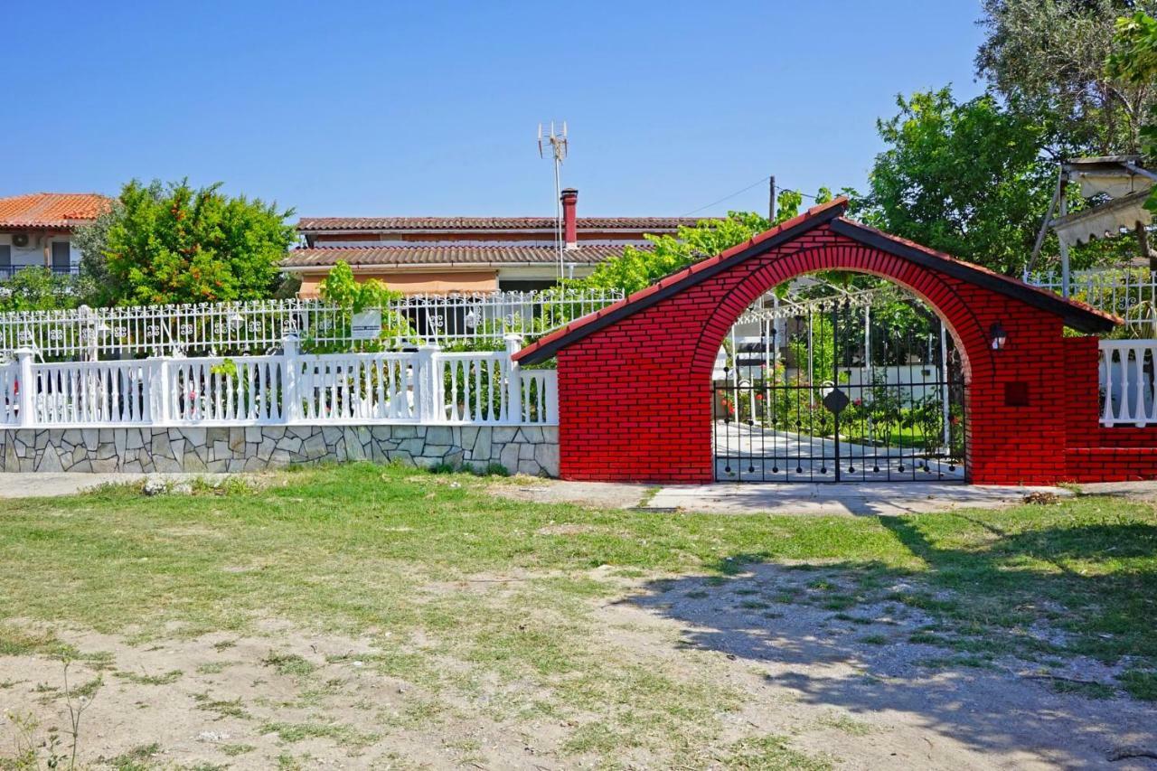 Villa Fofo - Beautiful Sea Front Villa With 650M2 Garden Nea Kallikrateia Eksteriør bilde