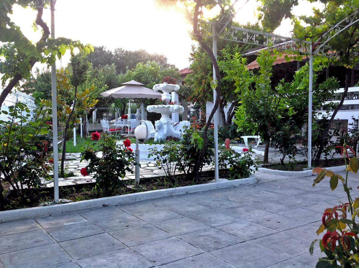 Villa Fofo - Beautiful Sea Front Villa With 650M2 Garden Nea Kallikrateia Eksteriør bilde